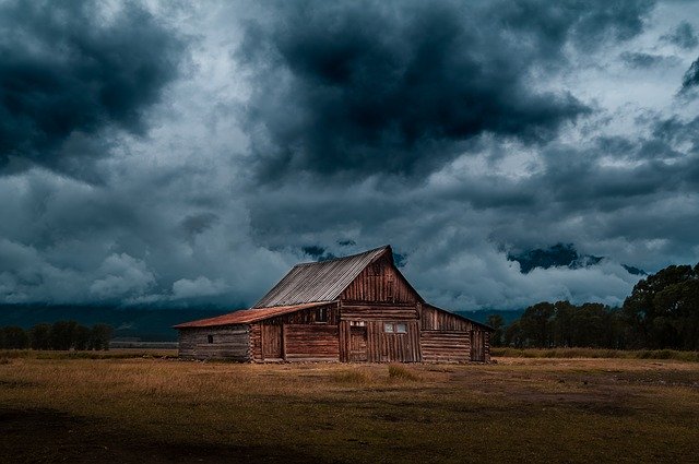 mraky nad stodolou