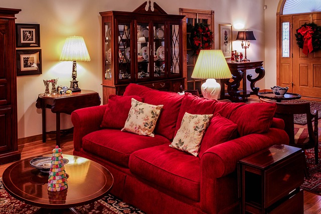 červená pohovka, obývací pokoj